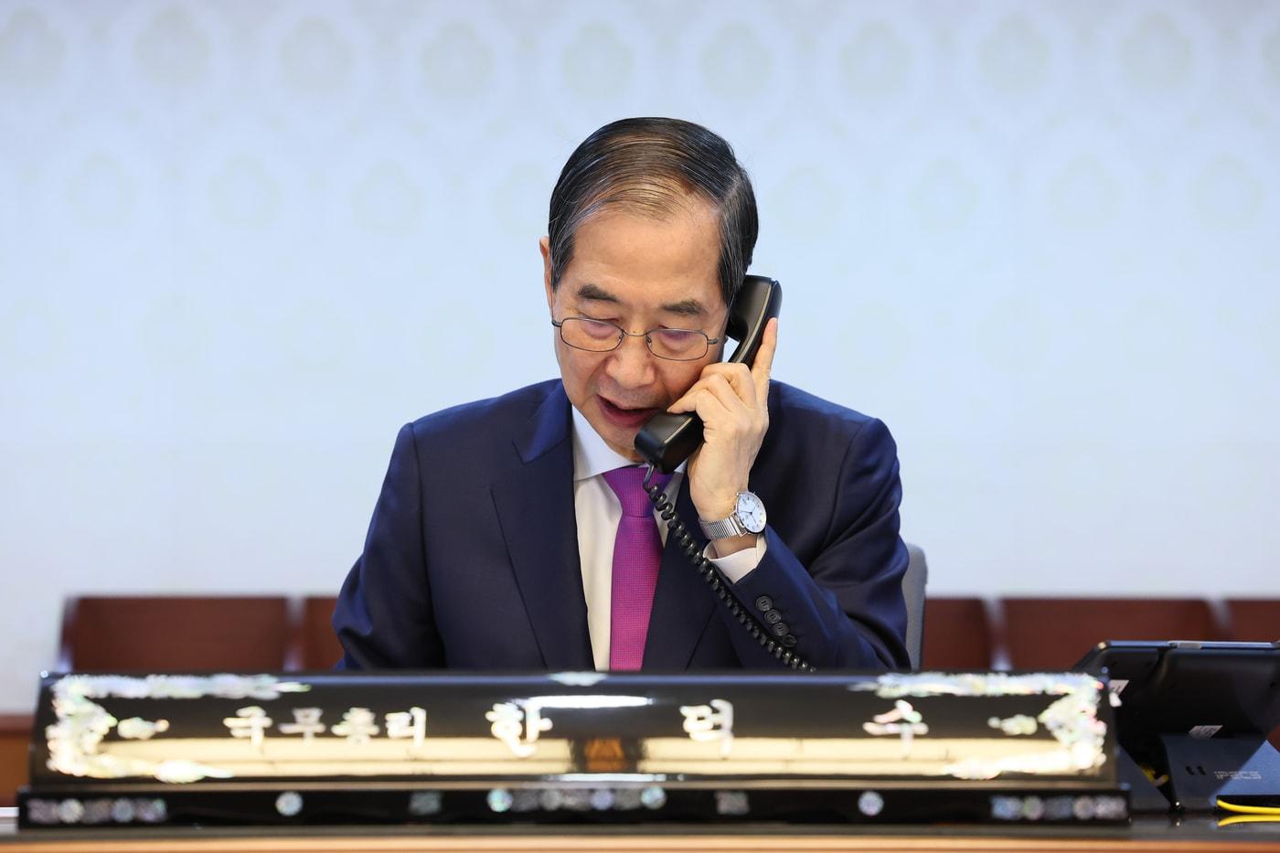 한덕수 대통령 권한대행 국무총리가 8일 정부서울청사에서 도널드 트럼프 미국 대통령과 전화 통화를 하고 있다.(국무총리실 제공. 재판매 및 DB 금지) 2025.4.8/뉴스1