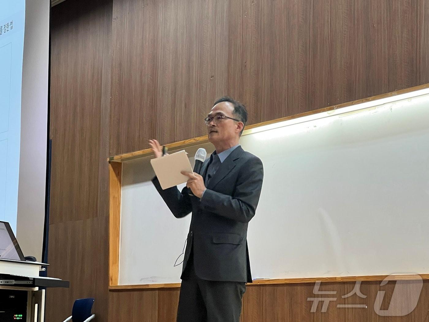 본문 이미지 - 문무일 전 검찰총장이 8일 오후 6시 서울 마포구 서강대학교 정하상관에서 '민주주의와 법률가의 역할' 특별강연에서 발언하고 있다. 2025.04.08/뉴스1 ⓒ 뉴스1 김민수 기자 ⓒ News1 김민수 기자