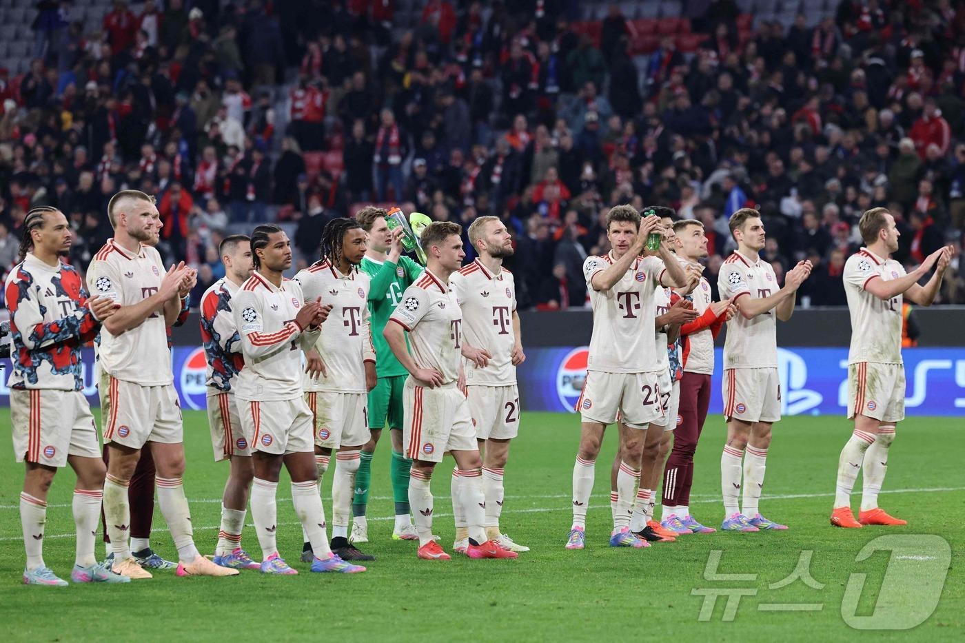 패배 후 아쉬워하는 바이에른 뮌헨 선수들 ⓒ AFP=뉴스1
