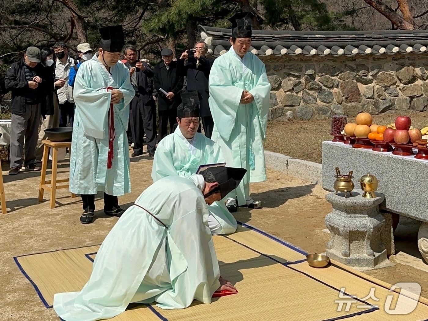 본문 이미지 - 초헌관과 축문을 읊고 있는 축관의 모습