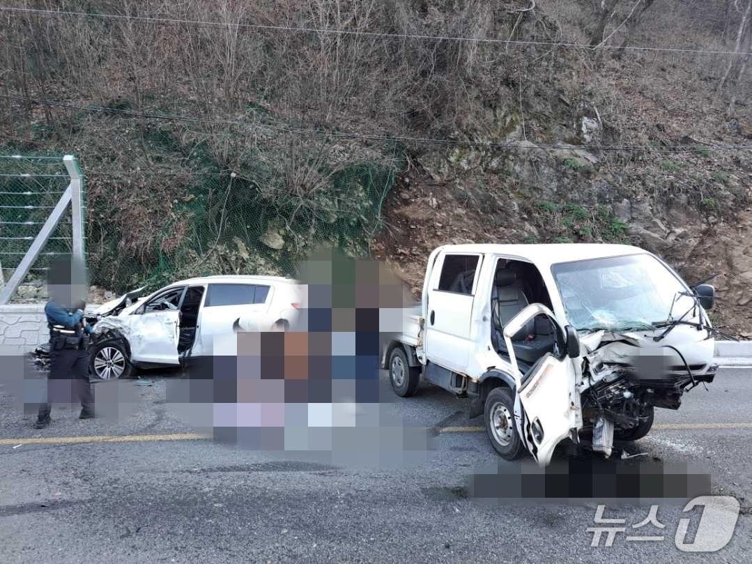 본문 이미지 - 강원 홍천 북방면 부사원리 교통사고 현장.(강원도소방본부 제공, 재판매 및 DB금지)
