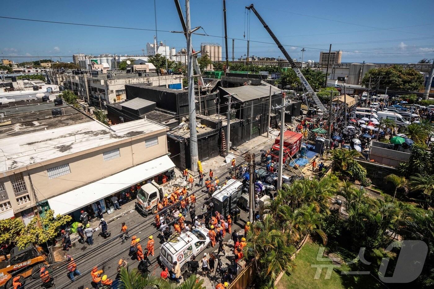 8일(현지시간) 카리브해 섬나라인 도미니카공화국 산토도밍고에 있는 제트세트 클럽 나이트클럽에서 지붕 붕괴 사고가 발생해 최소 58명이 숨진 현장서 소방대원들이 출동을 하고 있다. 2025.04.09 ⓒ AFP=뉴스1 ⓒ News1 우동명 기자