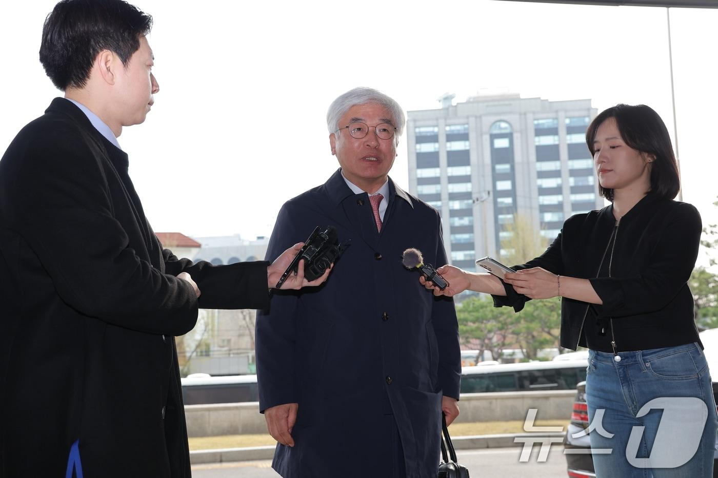 마은혁 헌법재판관이 9일 오전 서울 종로구 헌법재판소에 첫 출근하며 취재진과 인터뷰하고 있다. 마 재판관은 이날 오전 취임식을 갖는다. 2025.4.9/뉴스1 ⓒ News1 박정호 기자