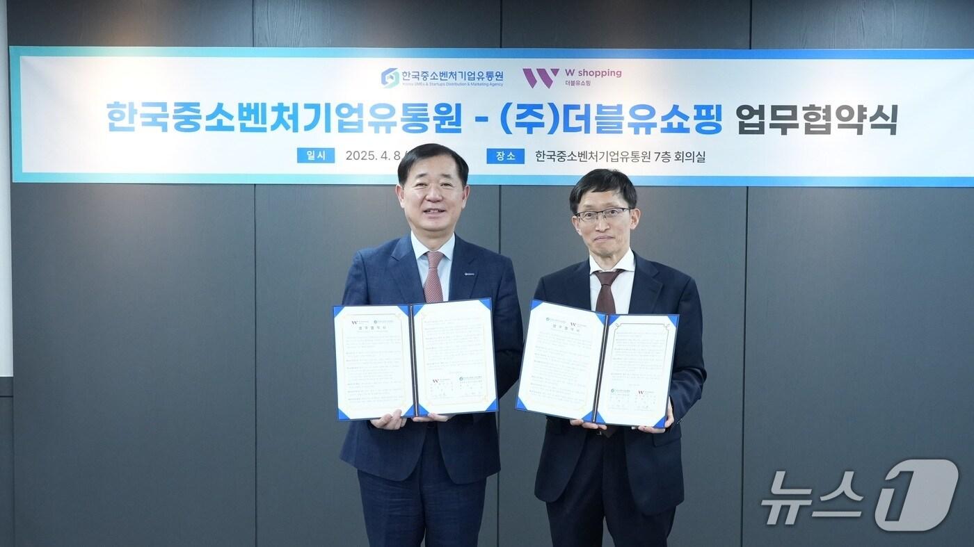 이태식 한국중소벤처기업유통원 대표이사(왼쪽)와 방선홍 더블유쇼핑 대표이사가 업무협약 후 기념 촬영을 하고 있다.(한국중소벤처기업유통원 제공)