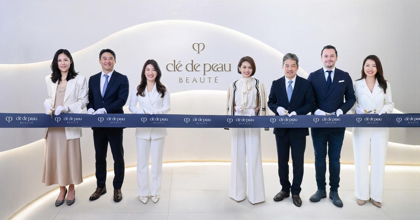  서울신라호텔에서 열린 '끌레드뽀 보떼 스파' 그랜드 오프닝 행사. 이정호 호텔신라 호텔&레저 부문장(우측에서 세 번째), 니콜 탄(Nicole Tan) 시세이도 아시아 퍼시픽 대표(우측에서 네 번째), 양근혜 시세이도 코리아 대표(우측에서 다섯 번째) 등 관계자들이 참석한 가운데 기념 촬영을 하고있다. (호텔신라 제공).