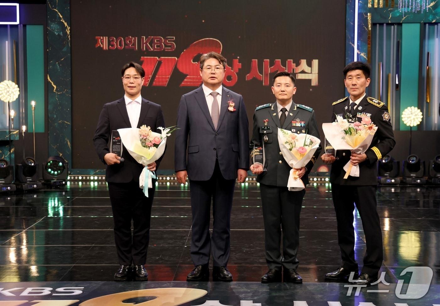 지난 1일 서울시 여의도 KBS공개홀에서 열린 &#39;KBS119상&#39; 시상식에서 DB손해보험 정종표 사장&#40;왼쪽 두번째&#41;과 특별상, 명예상 수상자들이 기념촬영을 하고 있다./사진제공=DB손해보험