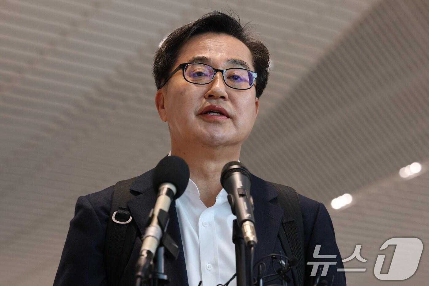 본문 이미지 - 김동연 경기도지사가 9일 인천국제공항에서 자동차 부품 관세 대응을 위해 미국으로 출국하며 대선 출마선언을 하고 있다. 2025.4.9/뉴스1 ⓒ News1 박세연 기자