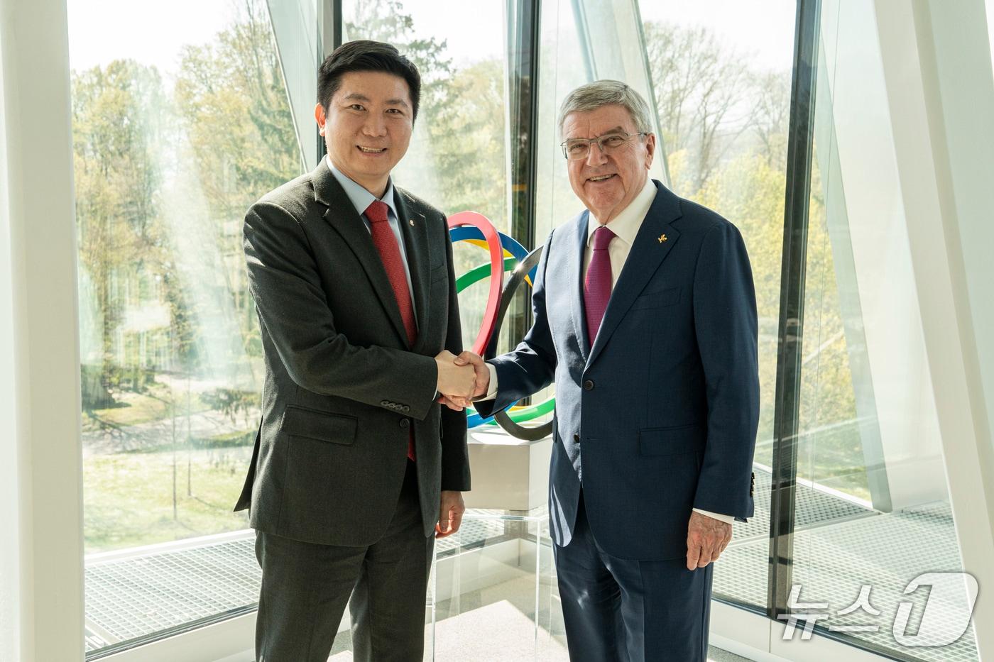 유승민 대한체육회장이 토마스 바흐 IOC 위원장과 만나 기념 촬영을 하고 있다. (대한체육회 제공)