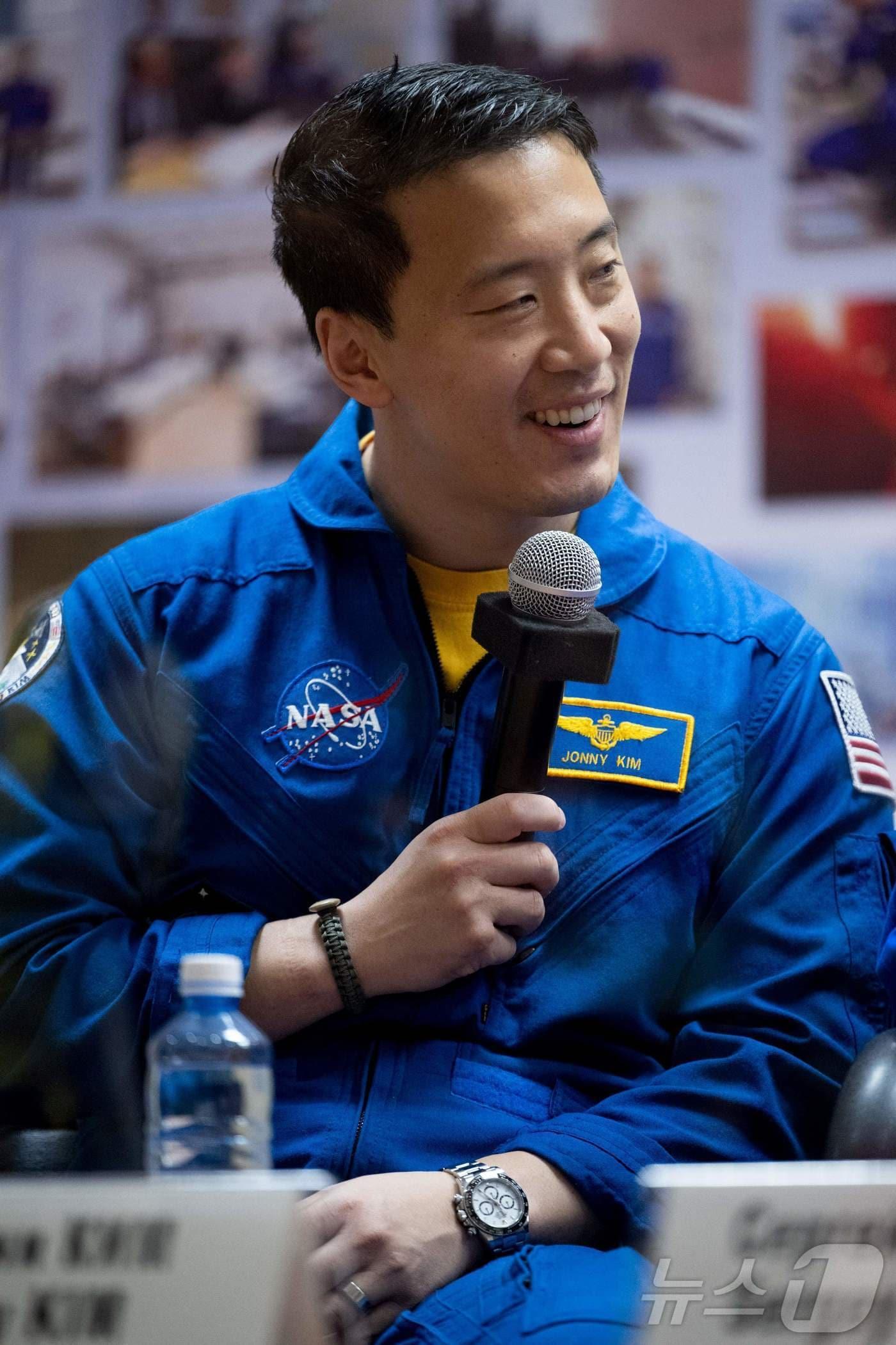 본문 이미지 - NASA 우주인 한국계 조니 김이 7일 &#40;현지시간&#41; 카자흐스탄 바이코누르에서 러시아 우주인 세르게이 리지코프, 알렉세이 주브리츠키와 국제우주정거장&#40;ISS&#41;으로 가는 소유즈 MS-27 우주선을 타기 전에 기자회견을 하고 있다. 2025.04.09 ⓒ AFP=뉴스1 ⓒ News1 우동명 기자