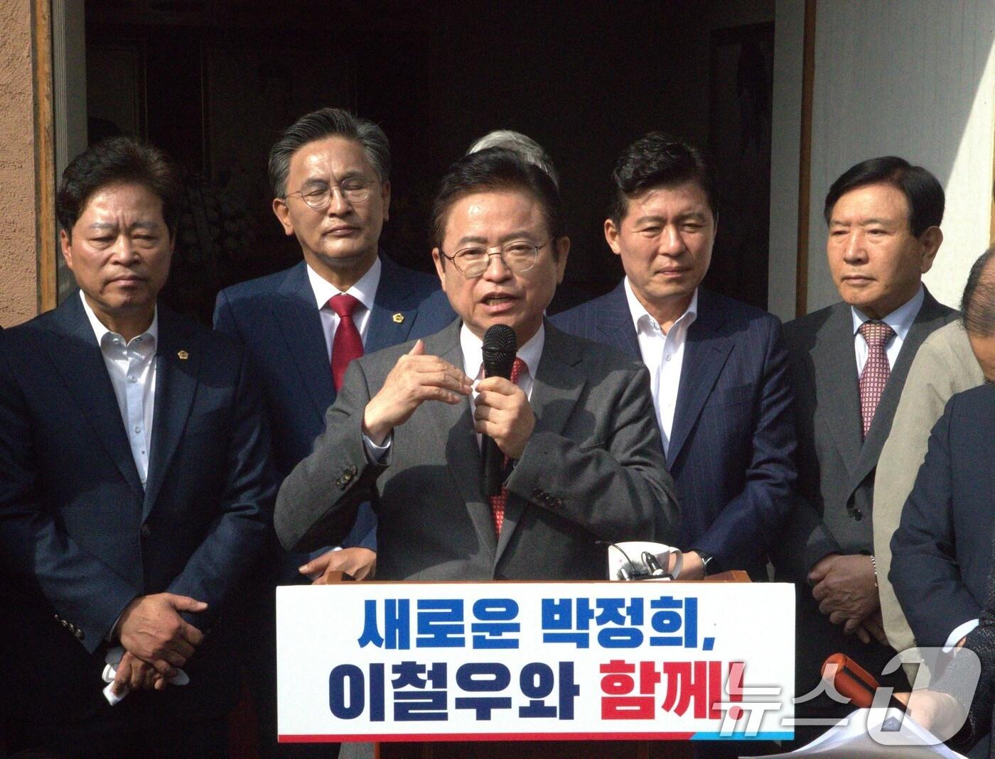 본문 이미지 - 이철우 경북도지사가 9일 오전 경북 구미시 박정희대통령생가를 방문해 기자회견을 열고 제21대 대통령 선거 출마를 선언하고 있다. 2025.4.9/뉴스1 ⓒ News1 신성훈 기자