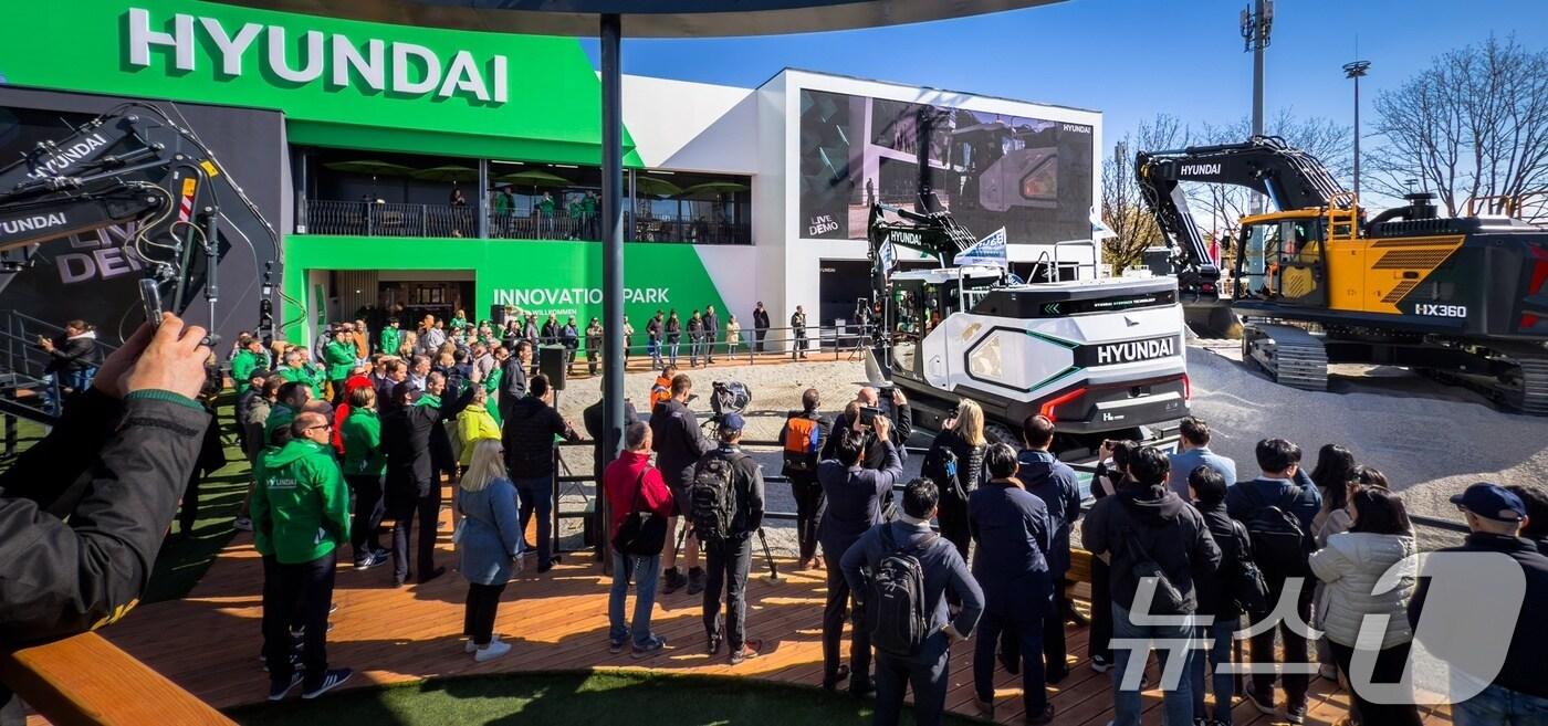 HD현대건설기계와 HD현대 인프라코어는 지난 7일(현지시간)부터 독인 뮌혠에서 열리는 세계 최대 건설기계 박람회인 'BAUMA 2025'에 참가했다고 9일 밝혔다. 사진은 바우마 2025 HD현대건설기계 부스 전경. (HD현대사이트솔루션 제공. 재판매 및 DB 금지) 2025.4.9/뉴스1