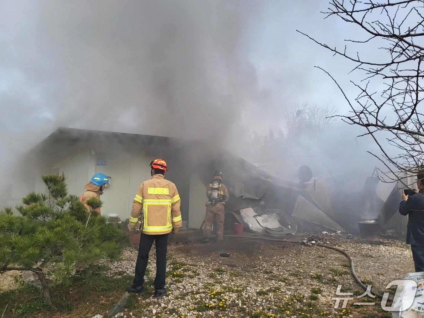 본문 이미지 -  9일 오전 9시 33분께 전북자치도 김제시 신곡동 한 단독주택에서 불이 났다.(전북소방 제공. 재판매 및 DB금지)