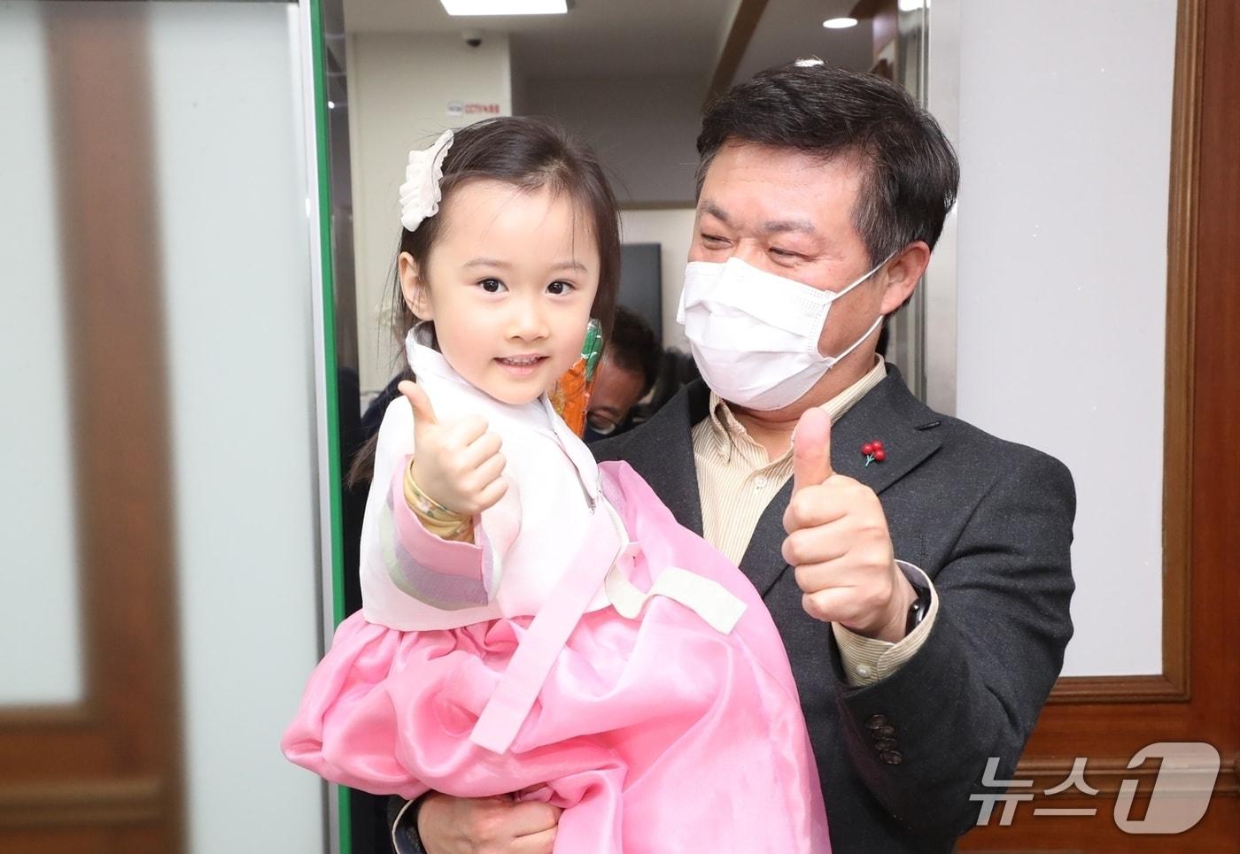 본문 이미지 - 정읍시가 고물가 시대 육아비용 부담에 힘겨운 저소득 가정의 어깨를 덜어주기 위해 기저귀와 분유를 지원한다. 이학수 시장이 어린이를 안고 있다.(정읍시 제공. 재판매 및 DB금지) 