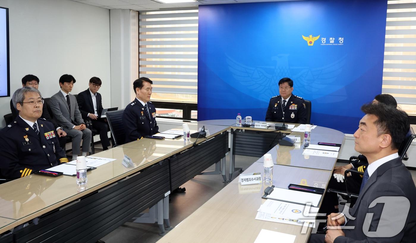 본문 이미지 - 이호영 경찰청장 직무대행이 9일 서울 서대문구 경찰청에서 열린 제21대 대통령선거 선거사범 수사상황실 현판식을 마치고 회의를 주재하고 있다. (사진은 기사 내용과 무관함) 2025.4.9/뉴스1 ⓒ News1 김명섭 기자