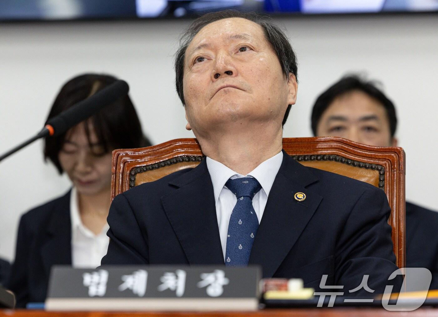 본문 이미지 - 헌법재판관 후보자로 지명된 이완규 법제처장이 9일 오전 서울 여의도 국회에서 열린 제424회 국회(임시회) 법제사법위원회 제1차 전체회의에서 생각에 잠겨 있다. 2025.4.9/뉴스1 ⓒ News1 이재명 기자