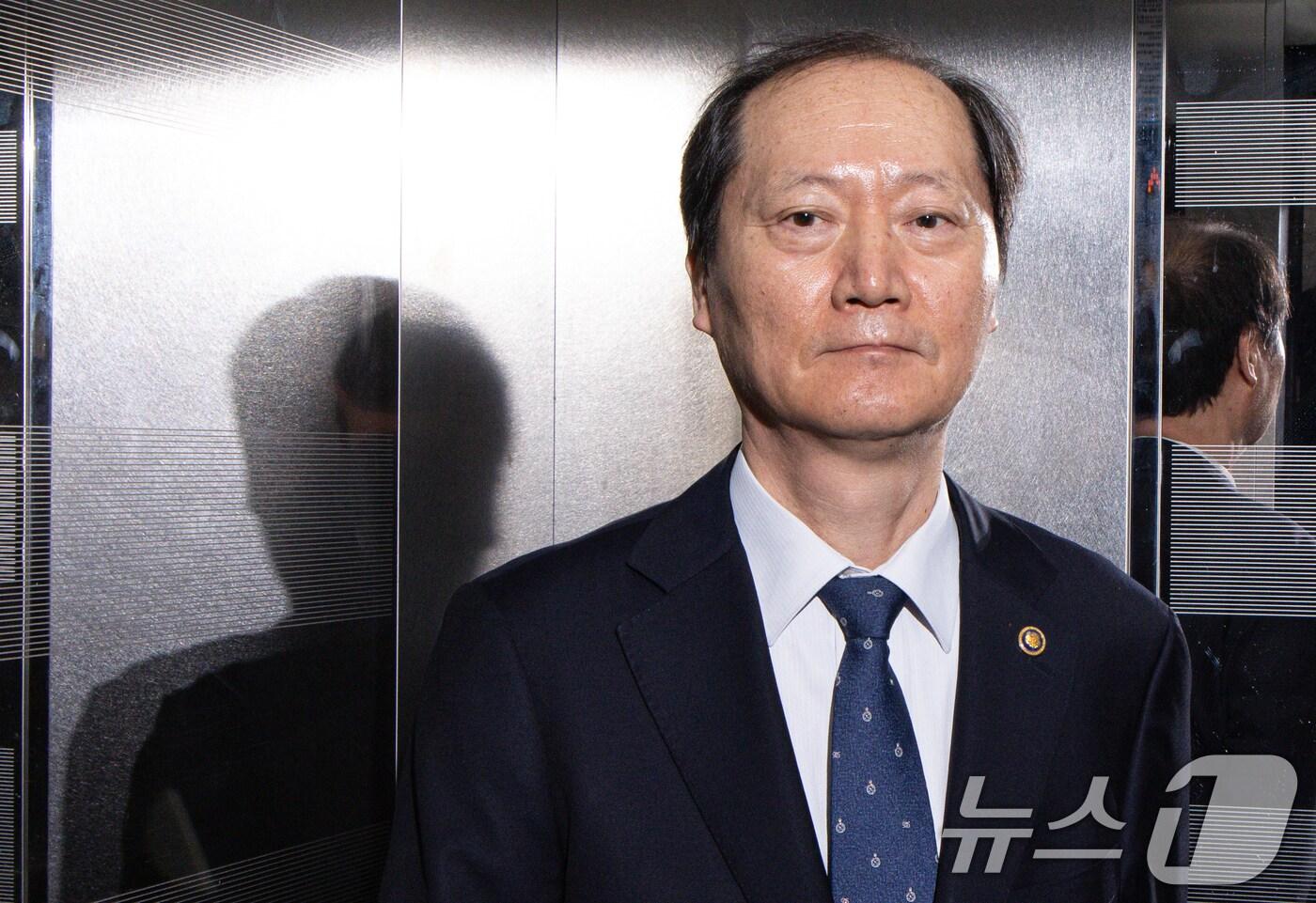 헌법재판관 후보자로 지명된 이완규 법제처장이 9일 오전 서울 여의도 국회에서 열린 제424회 국회(임시회) 법제사법위원회 제1차 전체회의에서 잠시 이석하고 있다. 2025.4.9/뉴스1 ⓒ News1 이재명 기자