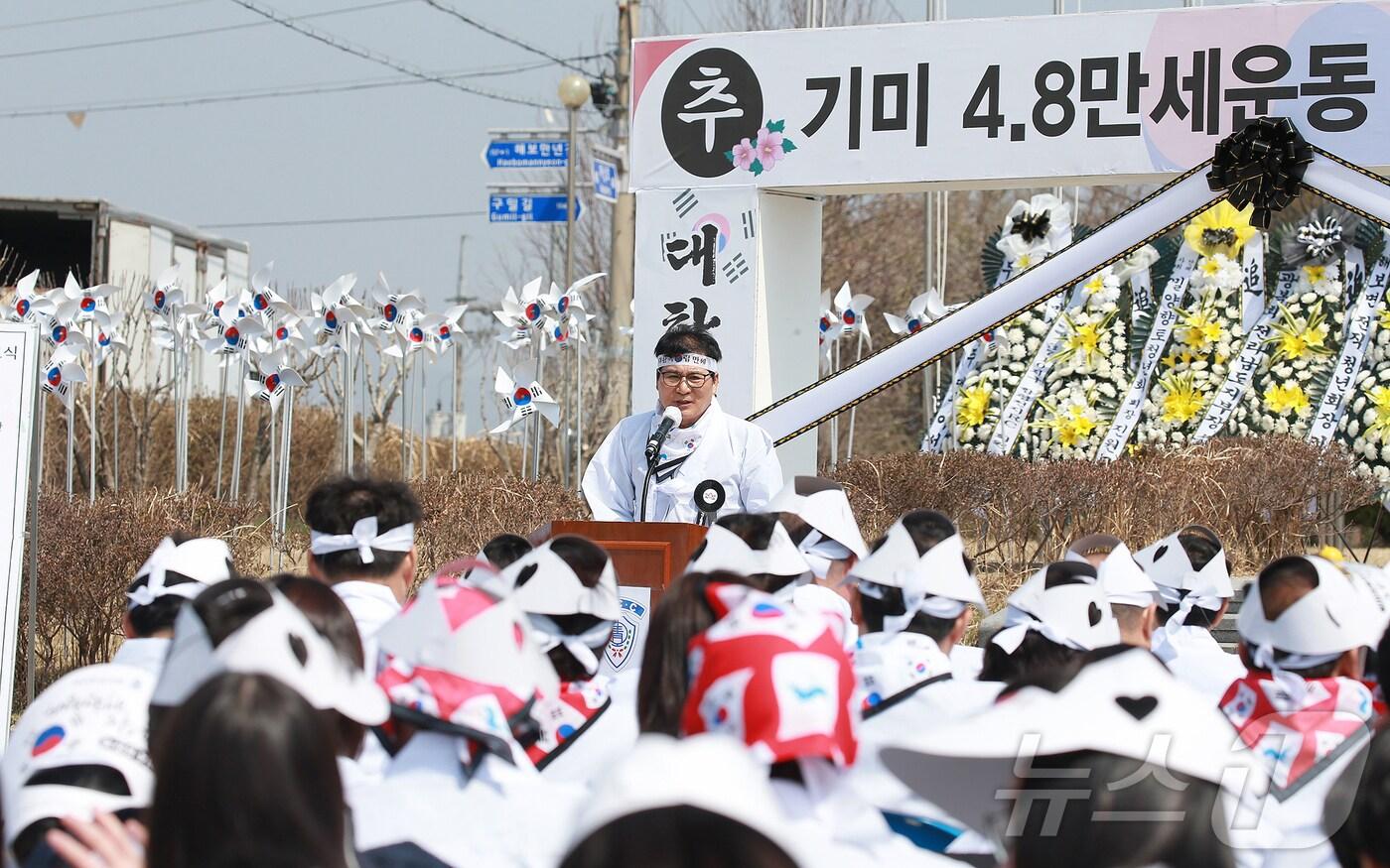 8일 해보면 문장리 3·1만세탑 광장에서 열린 4·8만세운동 추모식 재현행사서 이상익 전남 함평군수가 머리띠를 두르고 발언하고 있다.(함평군 제공. 재배포 및 DB 금지)