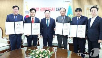 본문 이미지 - 이장우 대전시장이 9일 비상임 특별보좌관 5명에게 위촉장을 전달하고 기념촬영을 하고 있다. 왼쪽부터 유대혁 금융정책 특보, 조성호 사회협력 특보, 이장우 시장, 남재동 자원봉사 특보, 김용환 창업 특보, 이택구 정무부시장.(대전시 제공.재판매 및 DB금지)/뉴스1 