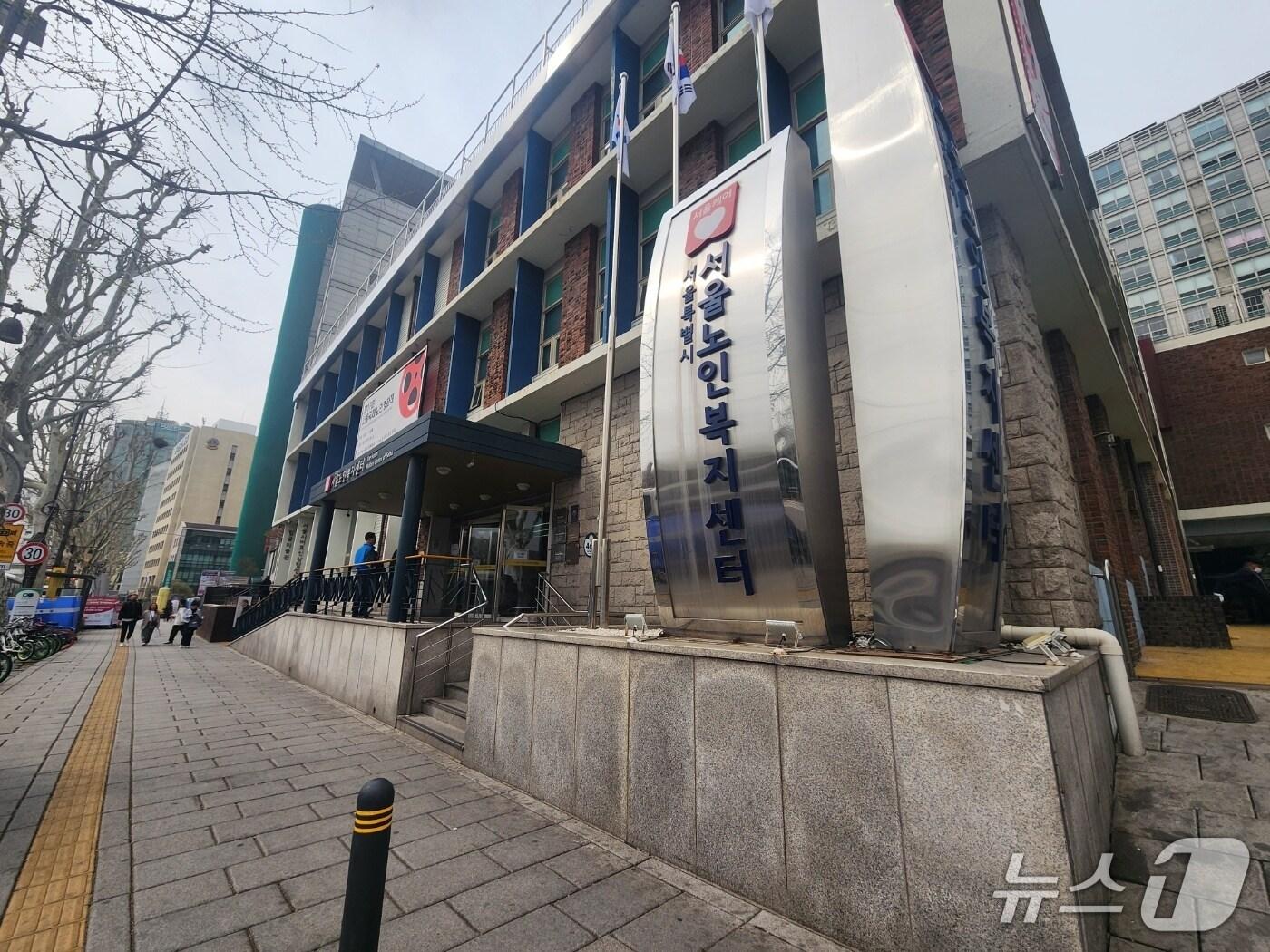 본문 이미지 - 9일 서울시 종로구에 위치한 서울노인복지센터를 찾은어르신들이 입장을 기다리고 있다. 2025.04.09/ⓒ 뉴스1 권진영 기자