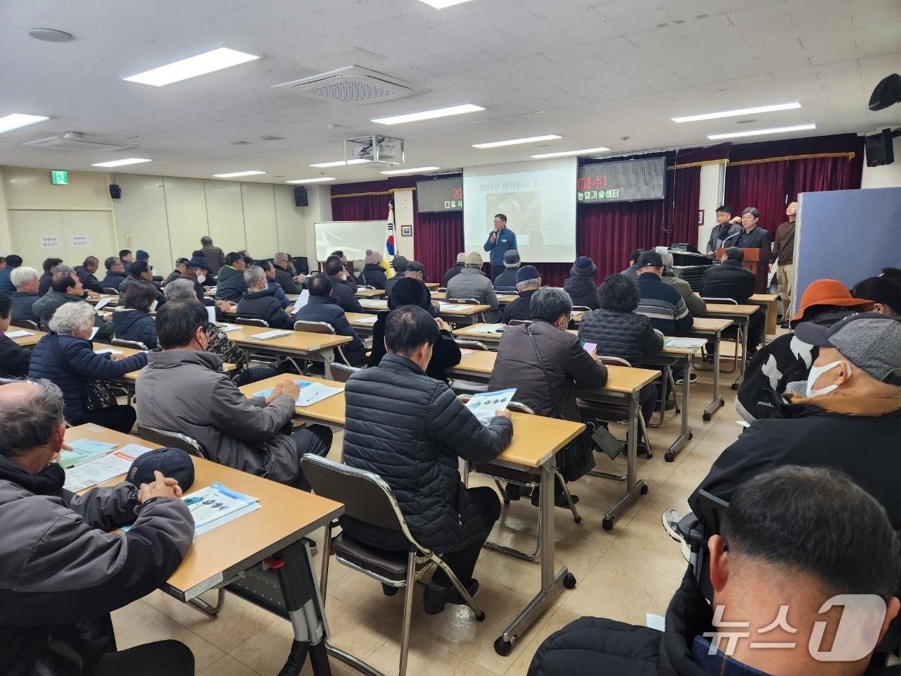 본문 이미지 -  경기 양평군이 과수농가 농민을 대상으로 과수화상병 예방 교육을 실시하고 있다.(양평군 제공, 재판매 및 DB 금지)/뉴스1