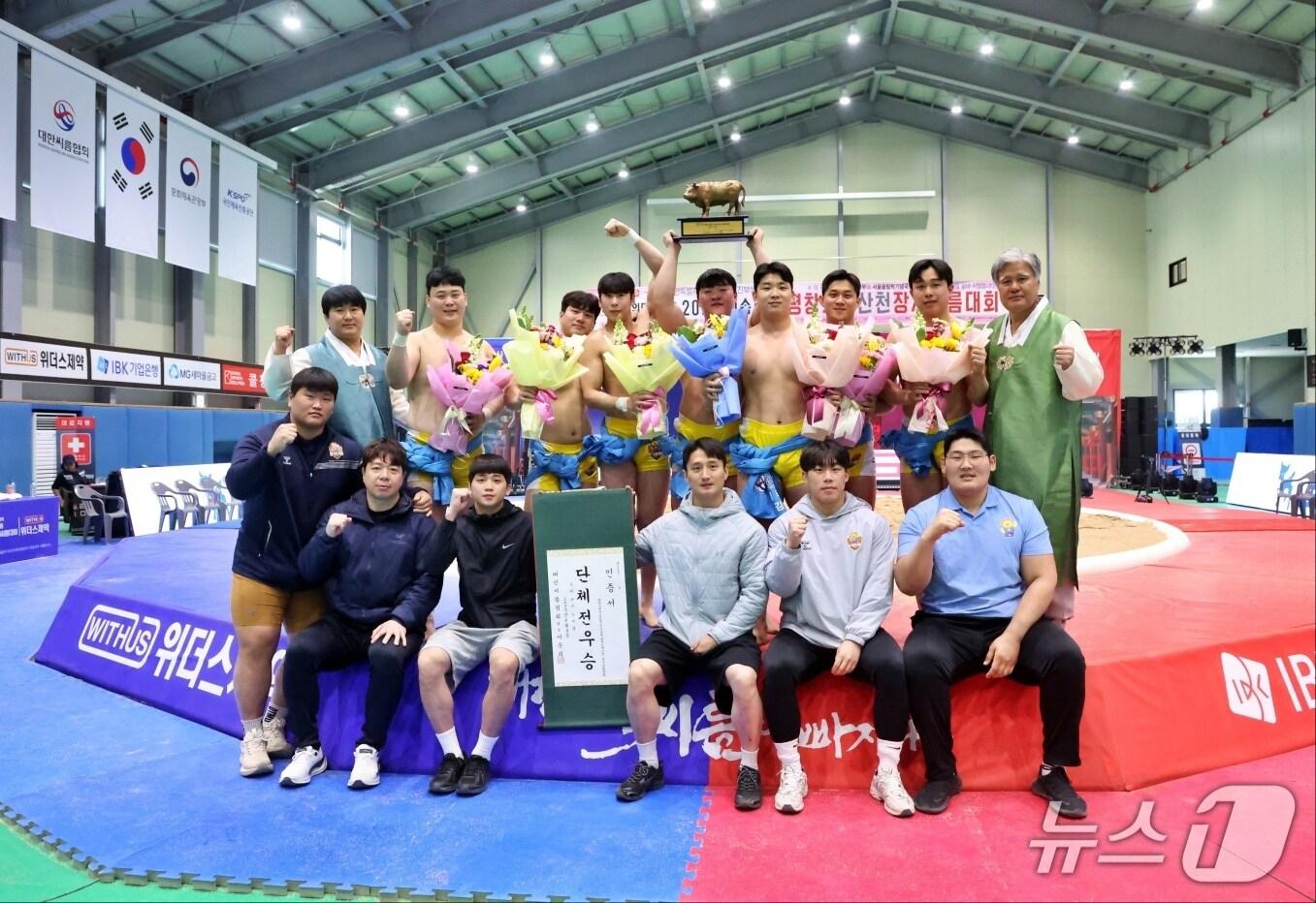 본문 이미지 - 울주군청 해뜨미씨름단이 지난 2일부터 8일까지 강원특별자치도 평창군 진부생활체육관에서 열린 ‘2025 평창오대산천장사씨름대회’ 단체전에서 우승했다.&#40;울주군 제공·재판매 및 DB 금지&#41; /뉴스1