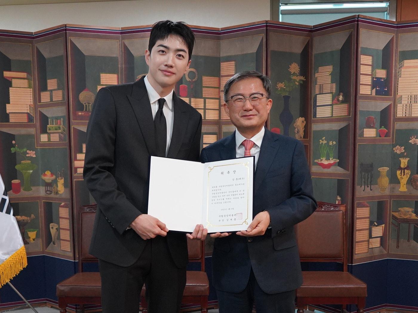 본문 이미지 - 배우 강훈&#40;왼쪽&#41;과 김재홍 국립중앙박물관 관장&#40;국립중앙박물관 제공&#41;