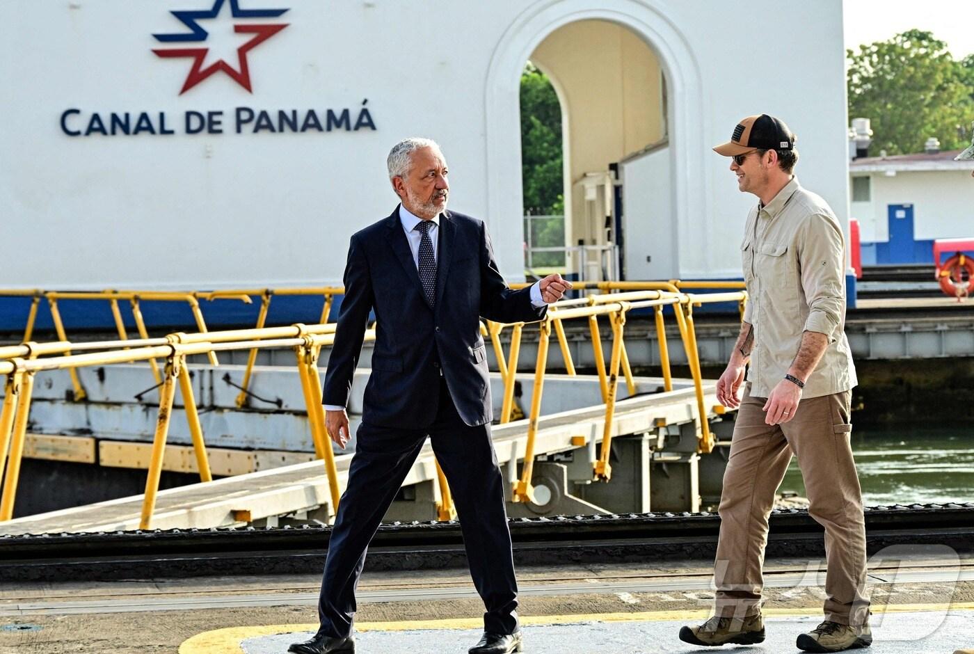 피트 헤그세스 미국 국방장관(오른쪽)이 8일(현지시간) 파나마 시티에 있는 파나마 운하의 마라플로레스 갑문을 방문하고 있다. 2025.04.09 ⓒ AFP=뉴스1 