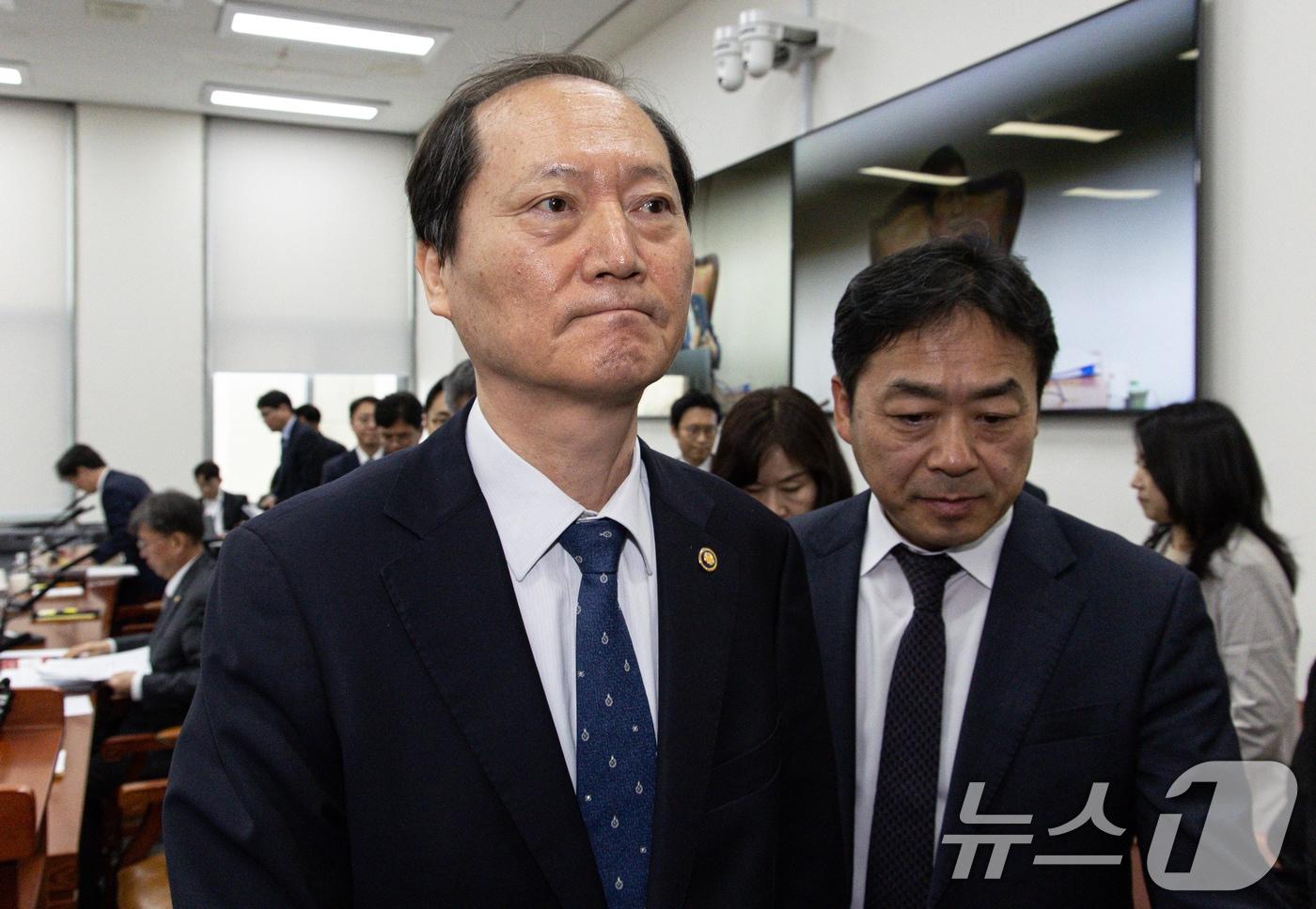 헌법재판관 후보자로 지명된 이완규 법제처장이 9일 오전 서울 여의도 국회에서 열린 제424회 국회(임시회) 법제사법위원회 제1차 전체회의가 정회되자 회의장을 나서고 있다. 2025.4.9/뉴스1 ⓒ News1 이재명 기자