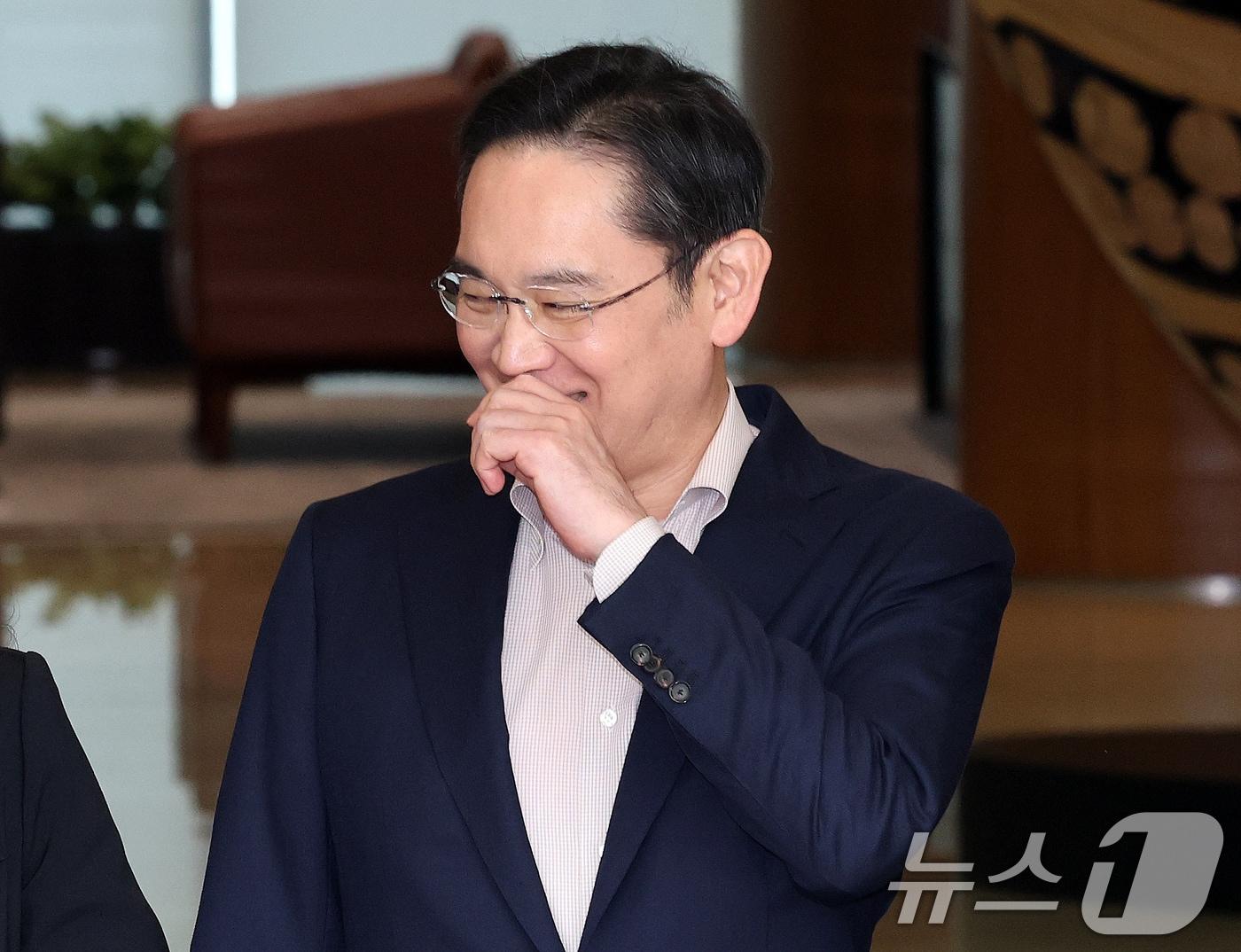 본문 이미지 - 이재용 삼성전자 회장이 9일 일본 출장을 마치고 서울 강서구 서울김포비즈니스항공센터&#40;SCBAC&#41;로 귀국하고 있다. ⓒ News1 박세연 기자