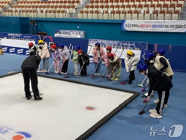 본문 이미지 - 강원 강릉시는 4월부터 11월까지 강릉컬링센터에서 학생과 시민을 대상으로 하는 컬링 체험 프로그램 '2025 컬링웨이브 인 강릉'을 운영한다.(강릉시 제공, 재판매 및 DB 금지) 2025.4.9/뉴스1