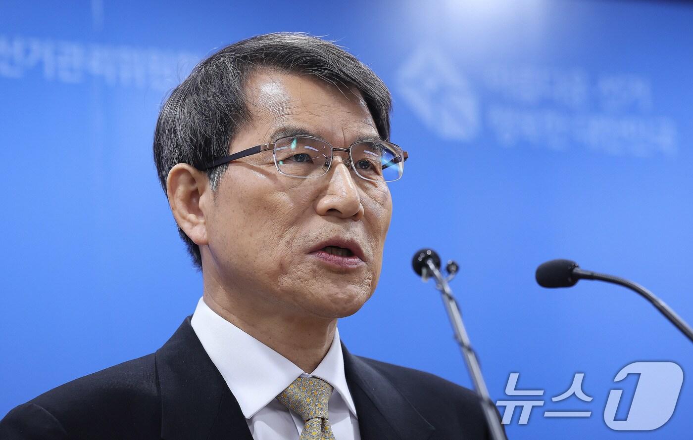 노태악 중앙선거관리위원장이 9일 경기 과천 중앙선거관리위원회에서 제21대 대통령 선거 관련 대국민 담화를 발표하고 있다. 2025.4.9/뉴스1 ⓒ News1 박지혜 기자