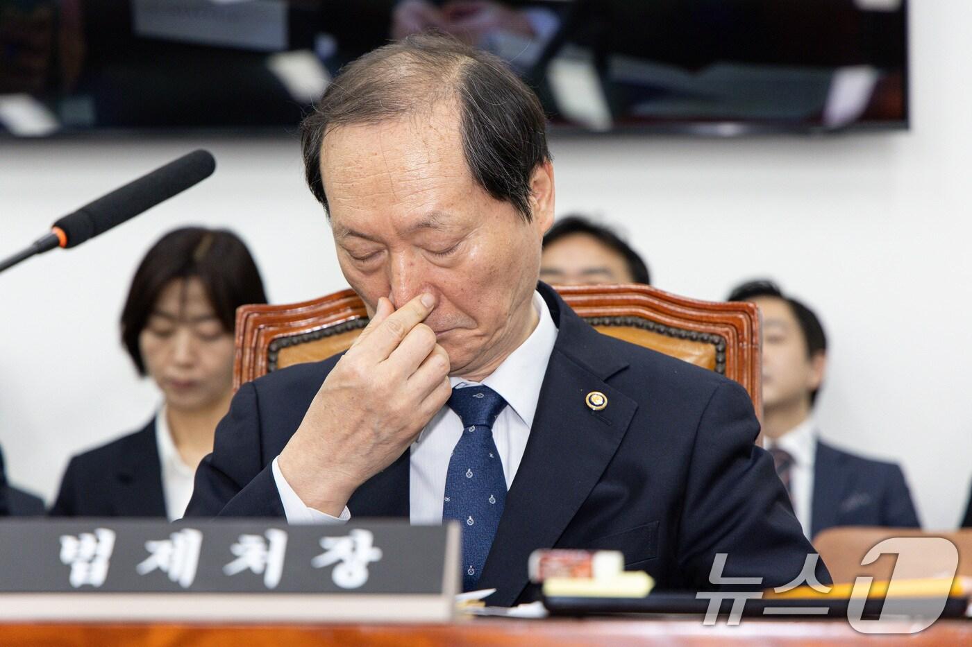 헌법재판관 후보자로 지명된 이완규 법제처장이 9일 오전 서울 여의도 국회에서 열린 제424회 국회(임시회) 법제사법위원회 제1차 전체회의에서 생각에 잠겨 있다. 2025.4.9/뉴스1 ⓒ News1 이재명 기자