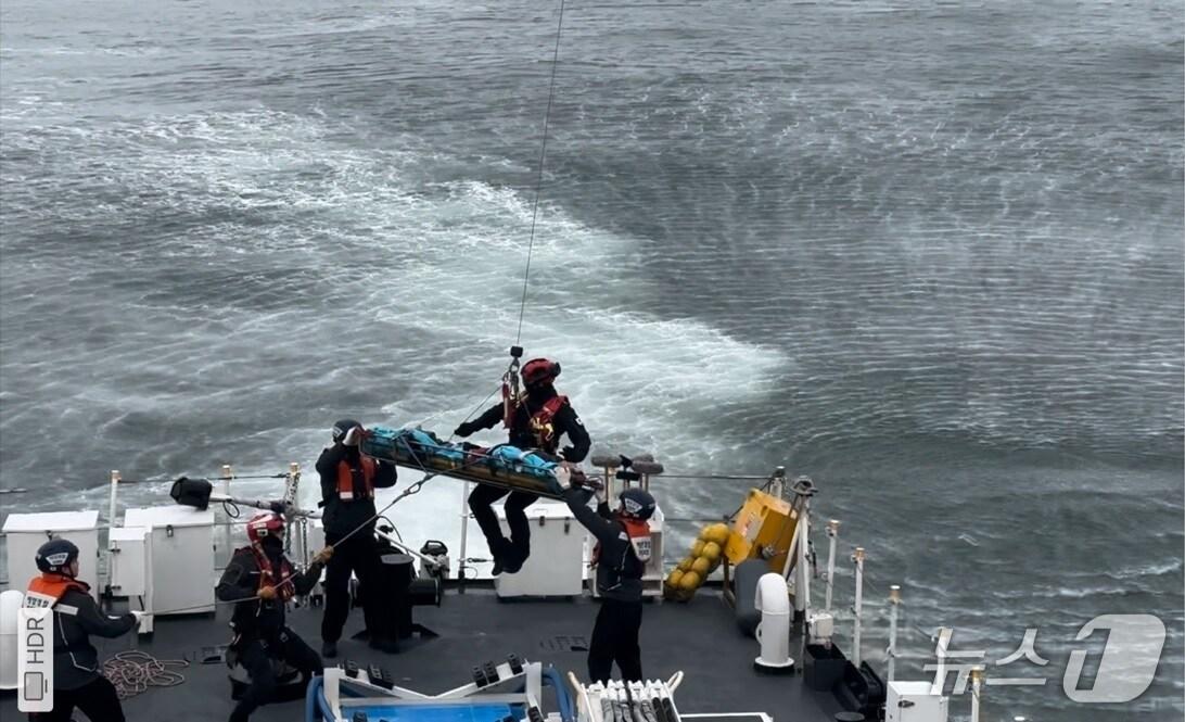 본문 이미지 - 응급환자 헬기 이송 모습, (태안해경 제공. 재판매 및 DB금지)/뉴스1 