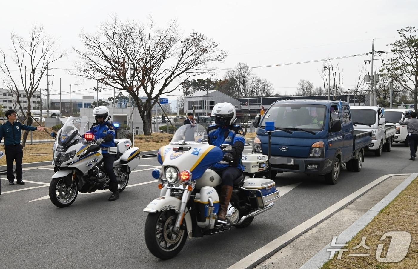 충북 진천경찰서는 9일 덕산 수박작목회원 148명으로 구성한 자위방범 조직 '농산물 안심순찰대' 발대식을 했다.(진천경찰서 제공, 재판매 및 DB금지)/뉴스1