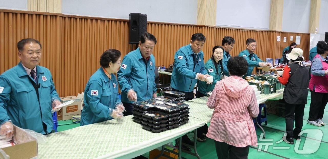 본문 이미지 - 단양군의원들이 경북 산불 피해 주민들에게 따뜻한 한끼를 제공했다.(단양군의회 제공. 재판매 및 DB금지)/뉴스1 