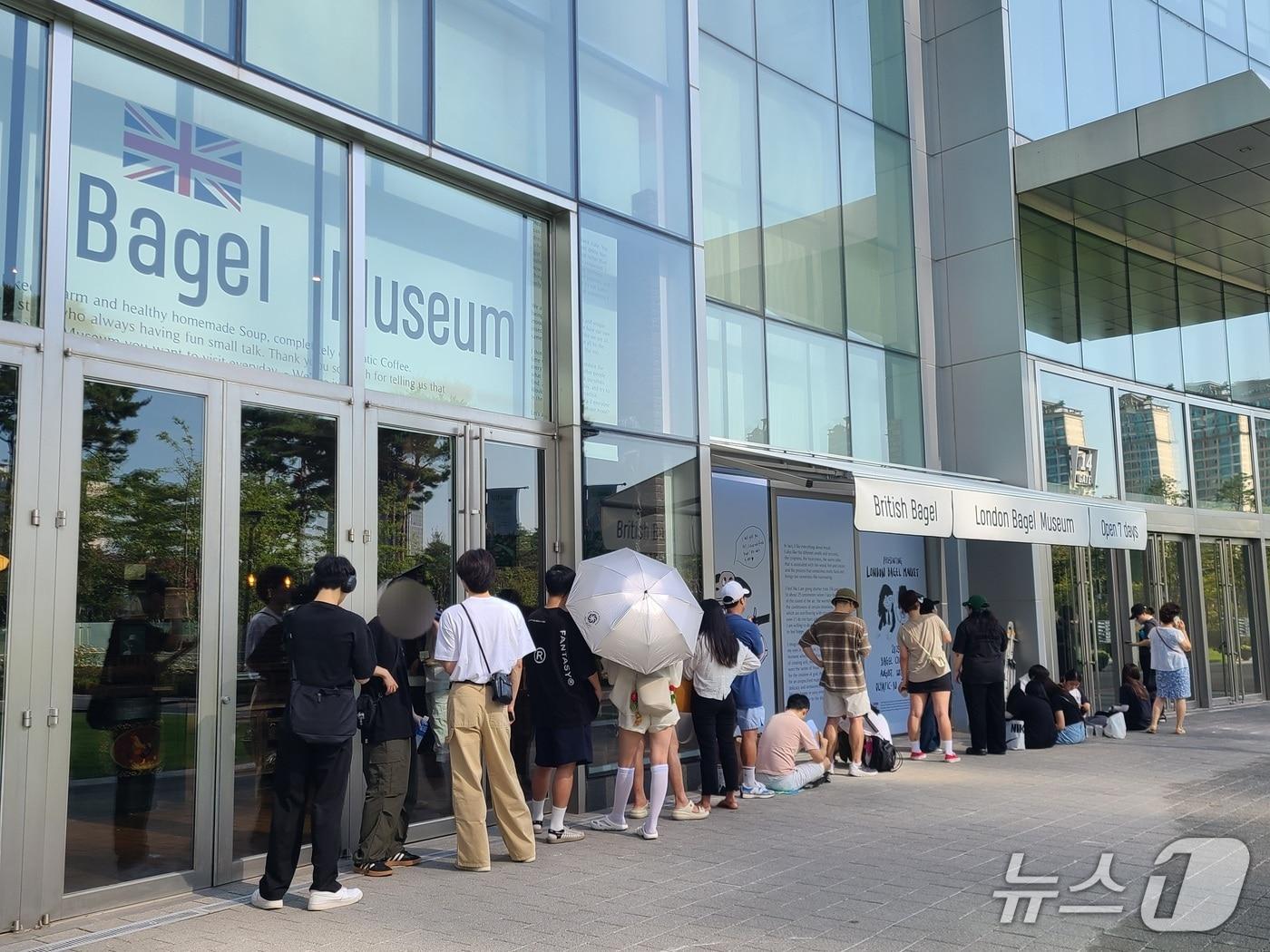 본문 이미지 - 잠실 롯데월드몰 14번 게이트 근처에 위치한 런던 베이글 뮤지엄 앞에 길게 늘어선 대기 줄의 모습. ⓒ News1 DB