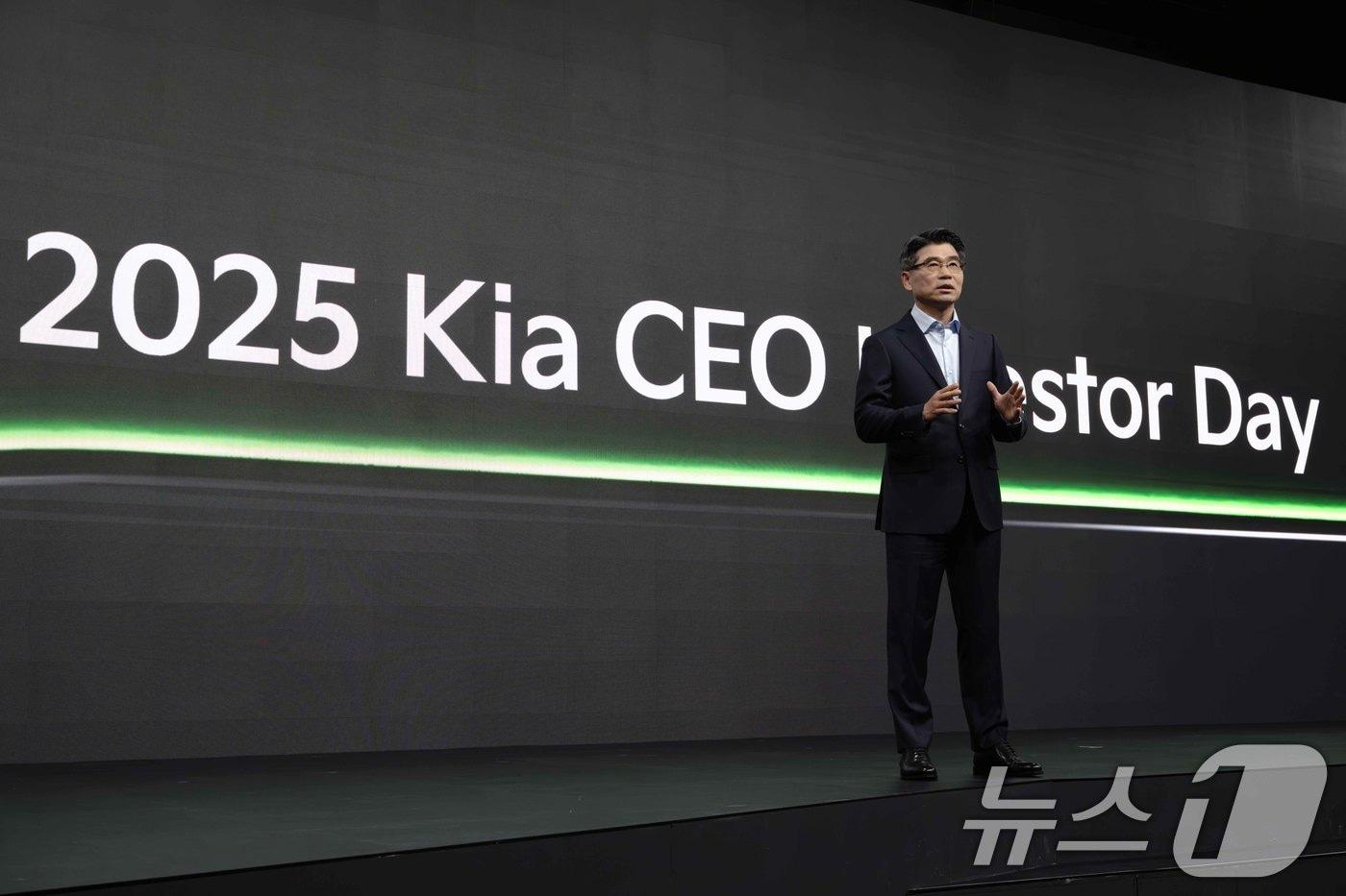 기아가 9일 서울 중구 신라호텔에서 &#39;2025 CEO 인베스터 데이&#39;를 개최하고 투자자와 애널리스트 등을 대상으로 &#39;지속가능한 모빌리티 솔루션 기업&#39;으로의 전환을 목표로 더욱 구체화된 중장기 사업 전략을 공개했다. 송호성 기아 사장이 &#39;2025 CEO 인베스터 데이&#39;에서 기아의 중장기 사업 전략과 재무 목표 등을 설명하고 있다. &#40;기아 제공. 재판매 및 DB 금지&#41; 2025.4.9/뉴스1