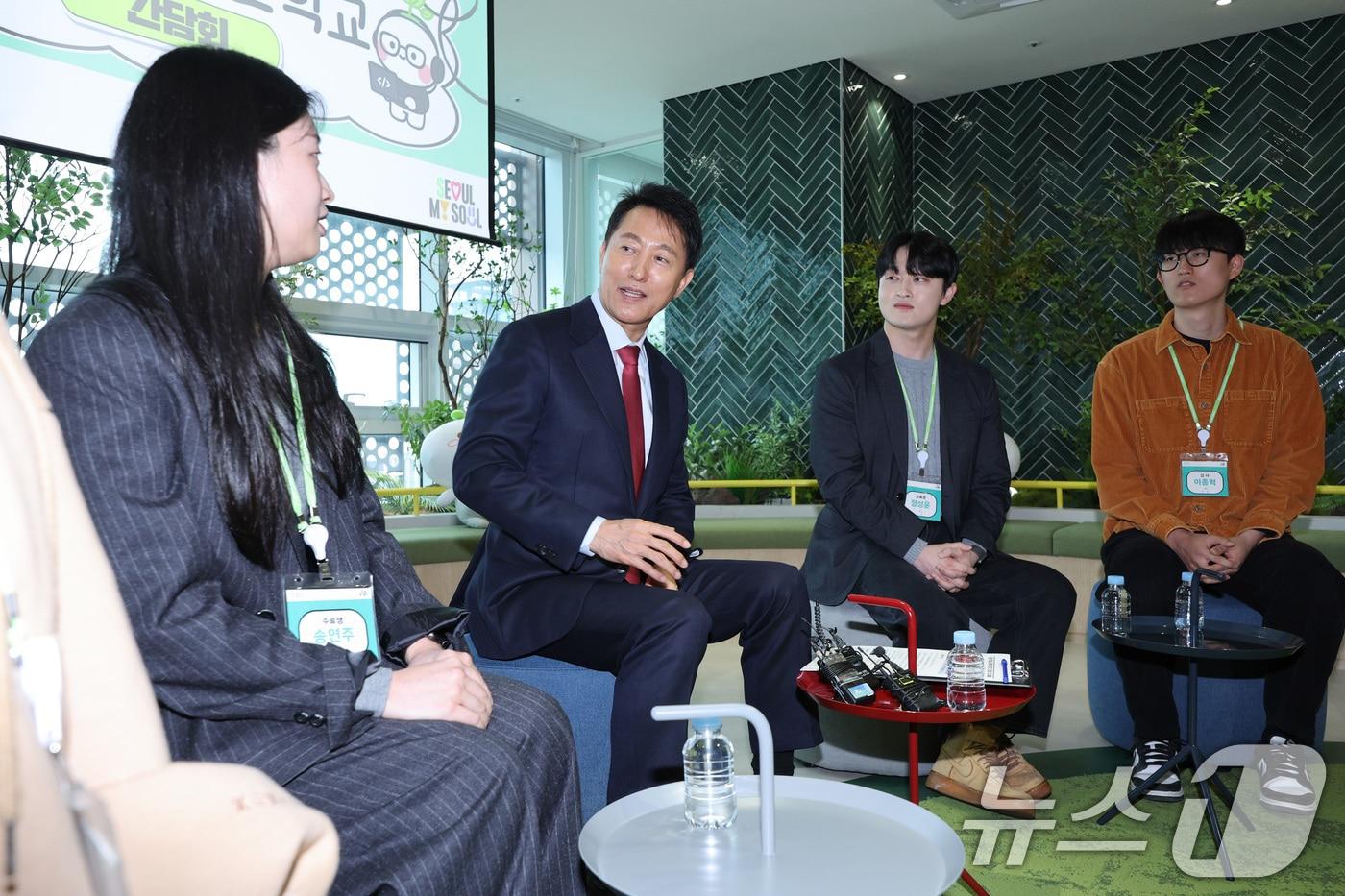 오세훈 서울시장이 9일 오후 서울 도봉구 청년취업사관학교 도봉캠퍼스에서 열린 간담회에서 교육생들과 대화하고 있다. 2025.4.9/뉴스1 ⓒ News1 신웅수 기자