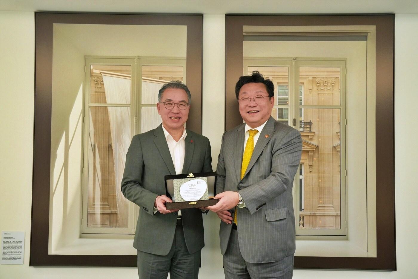 정준호 롯데백화점 대표가 서울 중구 소공동 롯데백화점 본사에서 저출생 반전에 기여한 공로로 주형환 저출산고령사회위원회 부위원장으로부터 감사패를 수여받는 모습.(롯데백화점 제공).