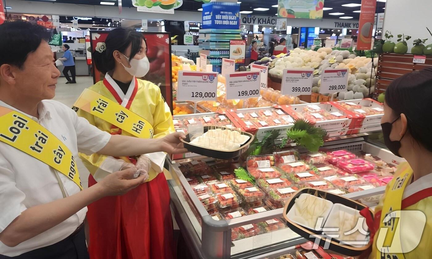 이병환 성주군수가 9일 베트남 호찌민 롯데마트에서 성주참외 판촉행사를 하고 있다. (성주군 제공) 2025.4.9/뉴스1 ⓒ News1 정우용 기자