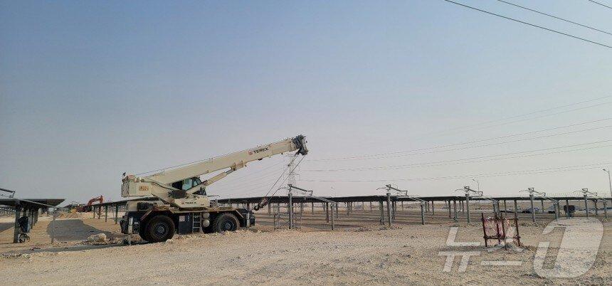 본문 이미지 -  카타르 도하 메사이드&#40;Mesaieed&#41; 태양광 발전 프로젝트 건설 현장 전경.2024.7.9/뉴스1 ⓒ News1 황보준엽 기자