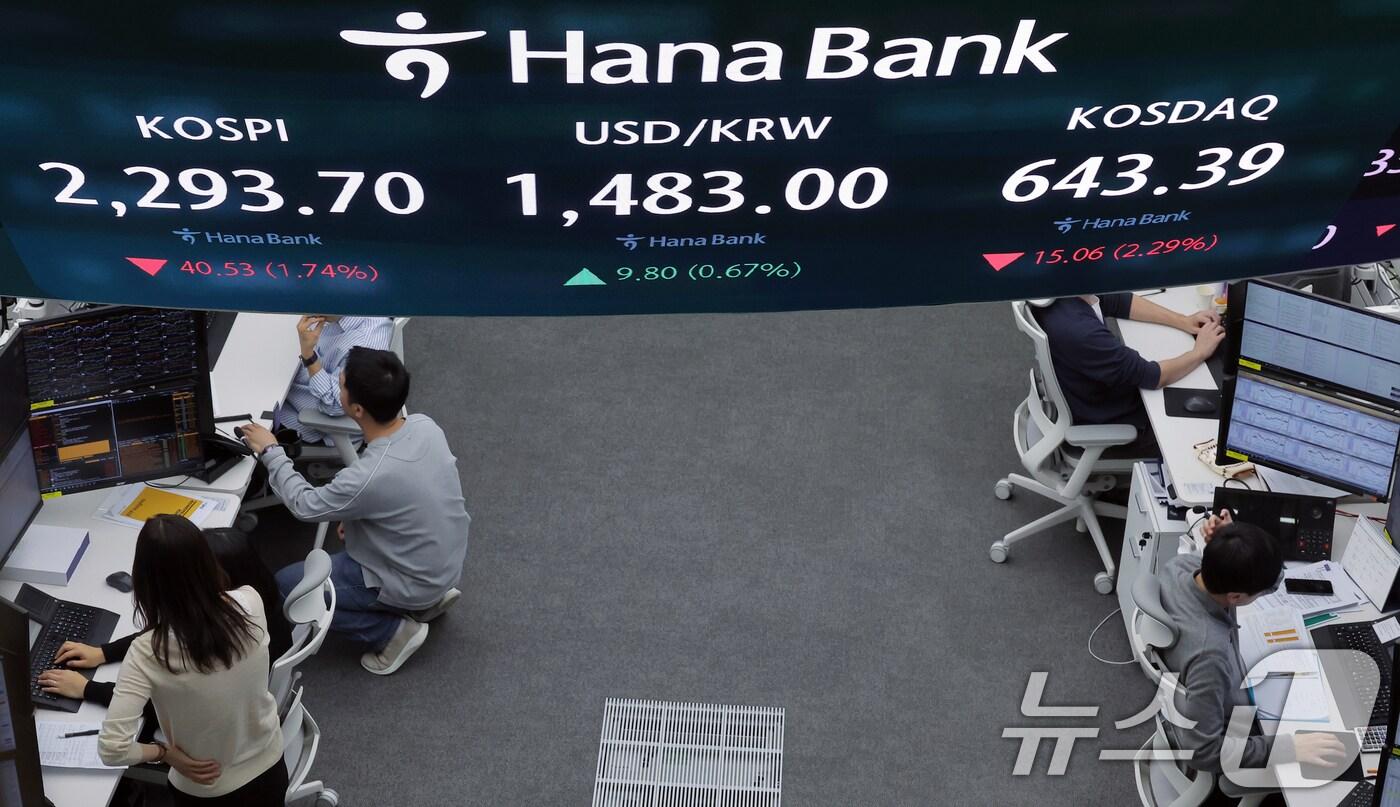 서울 중구 하나은행 본점 딜링룸 전광판./뉴스1 ⓒ News1 박정호 기자