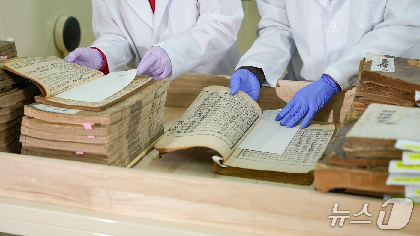 본문 이미지 - 한국유교문화진흥원이 유물을 정비하고 있다. (한국유교문화진흥원 제공. 재판매 및 DB금지)/뉴스1