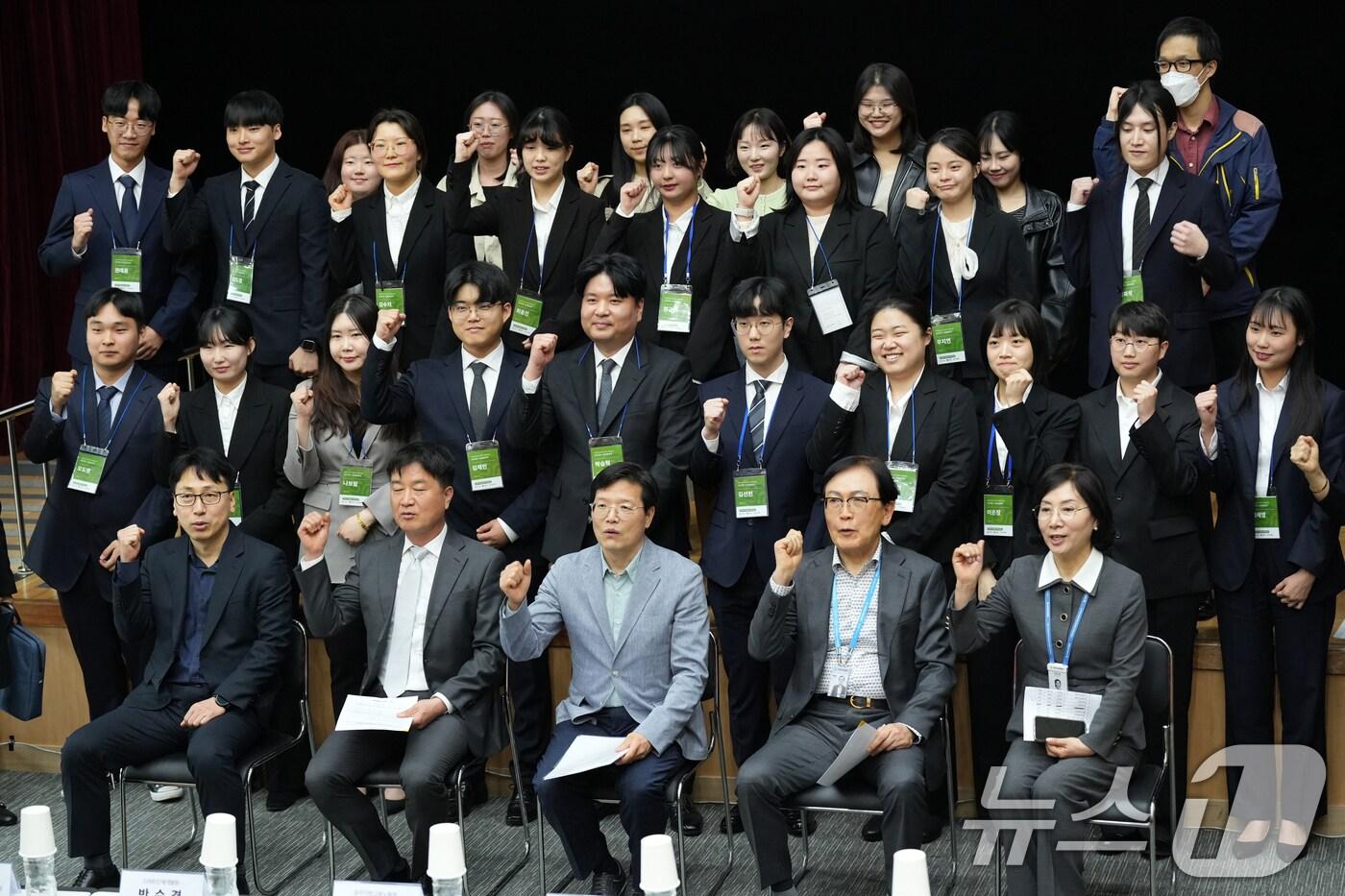 이도영 광주지방고용노동청장(앞줄 가운데)이 9일 스마트인재개발원 K-Digital Training 사업 '언어지능기반 분석서비스 개발자 과정(1회차)' 최종 프로젝트 전시 발표회에 참석해 기념촬영을 하고 있다.(스마트인재개발원 제공. 재판매 및 DB 금지) 
