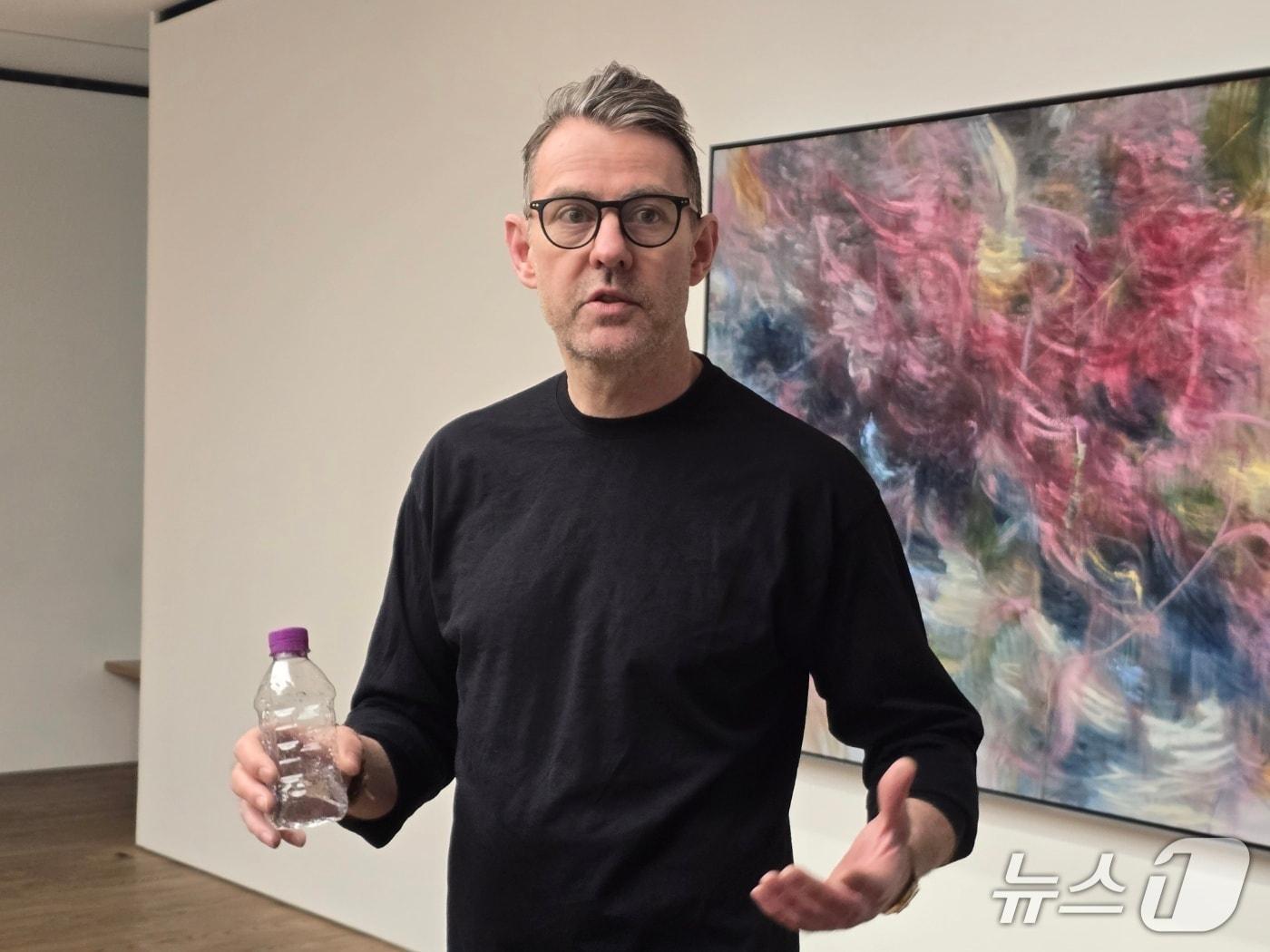 본문 이미지 - 9일 페이스에서 열린 나이젤 쿡이 개인전 '씨 미러'(Sea Mirror) 기자간담회에서 작품을 설명하고 있다. ⓒ 뉴스1 김정한 기