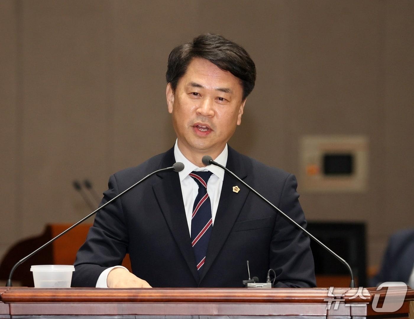 본문 이미지 - 이상근 충남도의원이 도정질문을 하고 있다. &#40;충남도의회 제공. 재판매 및 DB금지&#41;/뉴스1