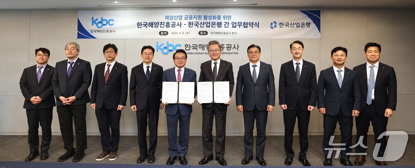 안병길 한국해양진흥공사 사장(왼쪽에서 5번째)과 강석훈 한국산업은행 회장(왼쪽에서 6번째)을 비롯해 주요 참석자가 공사 본사에서 개최된 해양산업 금융지원 활성화를 위한 업무협약식에서 기념 촬영을 하고 있다.(해진공 제공. 재판매 및 DB 금지)