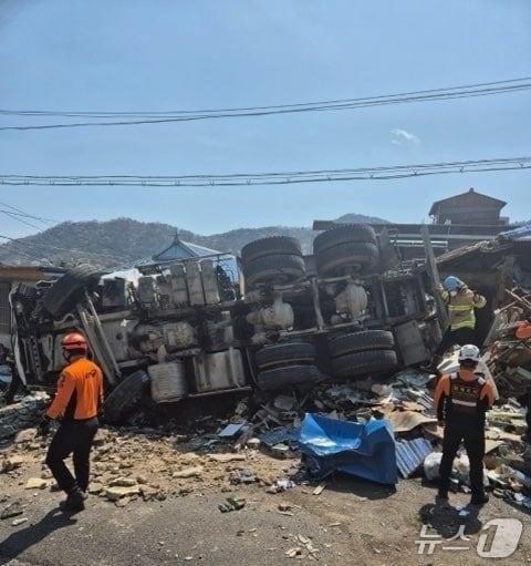 본문 이미지 - 지난 8일 낮 12시 20분쯤 창원시 마산회원구 회성동 창원교도소 옆 회전교차로에서 만취한 채 26톤 레미콘 차량을 몰던 60대가 주택을 덮쳐 주택에 있던 70대가 숨졌다. 사진은 사고 현장 모습.&#40;독자 제공. 재판매 및 DB금지&#41;