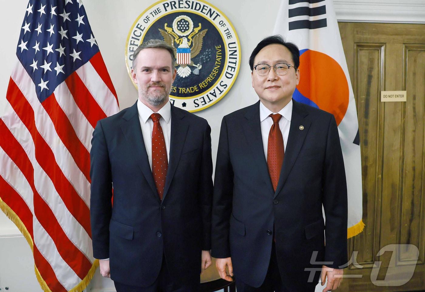 정인교 산업통상자원부 통상교섭본부장이 8일&#40;현지시간&#41; 미국 워싱턴 D.C. 미국 무역대표부 회의실에서 제이미슨 그리어&#40;Jamieson Greer&#41; 미국 무역대표부 대표와 면담에 앞서 기념촬영을 하고 있다. &#40;산업통상자원부 제공. 재판매 및 DB 금지&#41; 2025.4.9/뉴스1