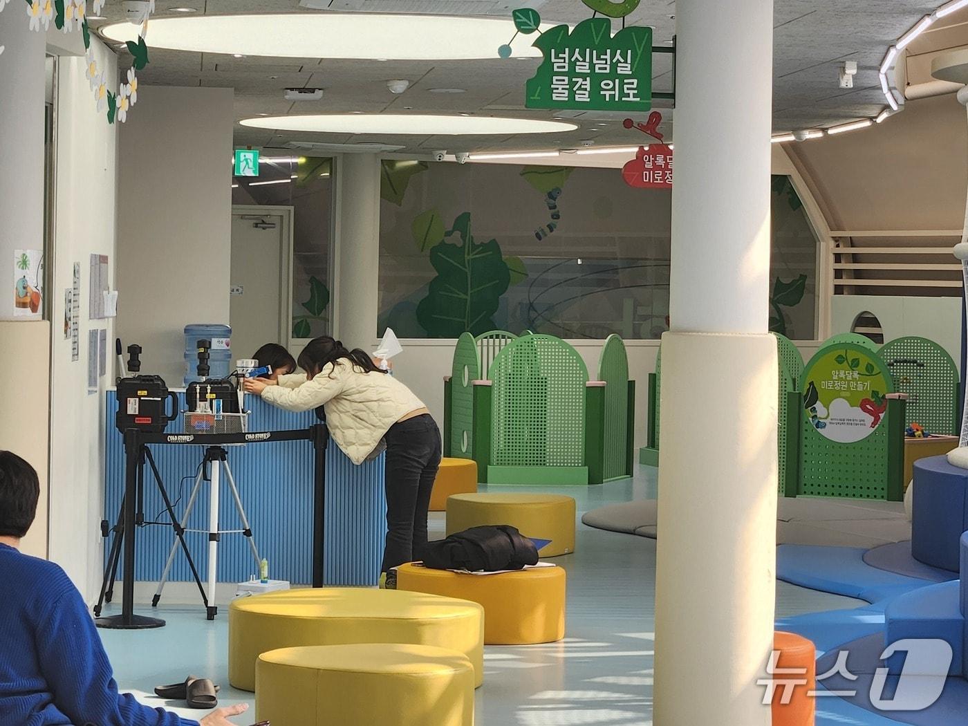 본문 이미지 - 다중이용시설(실내어린이놀이시설) 실내공기질 측정 현장.(서울시 제공)
